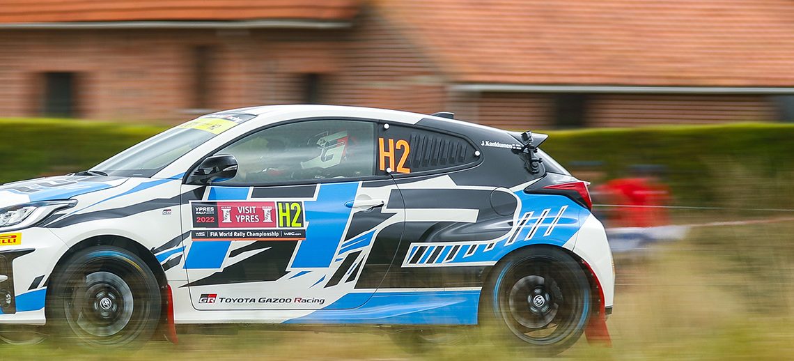 Akio Toyoda rijdt Rally van Ieper met Yaris op waterstof