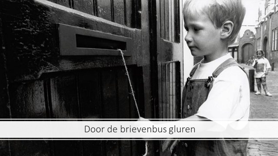 Door de brievenbus gluren