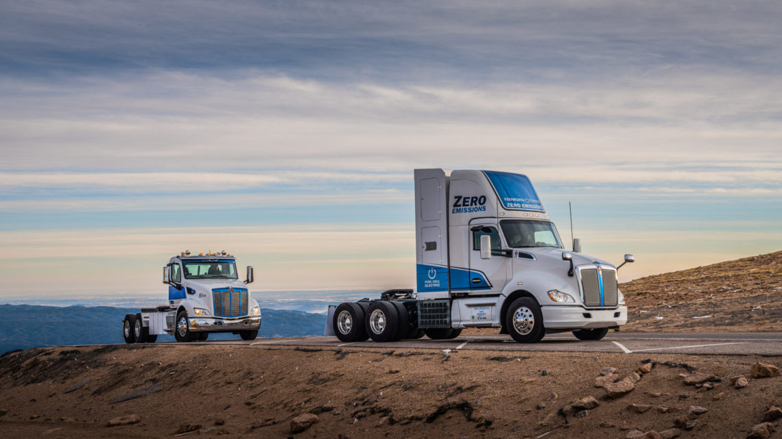 Waterstofvrachtwagen rijdt naar de wolken van Pikes Peak
