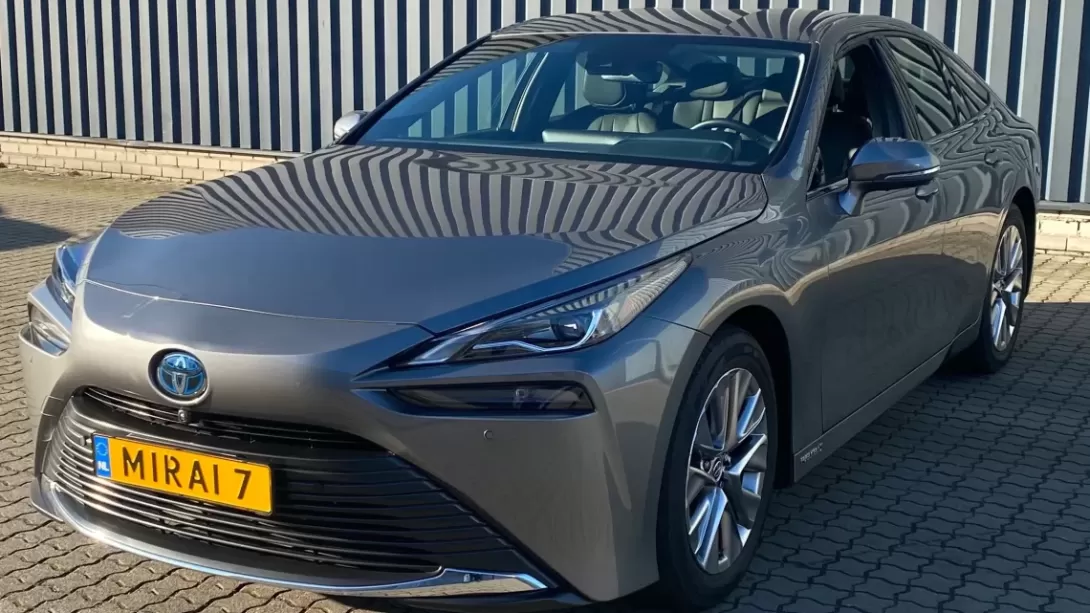 Een Toyota Mirai met de kop eraf?